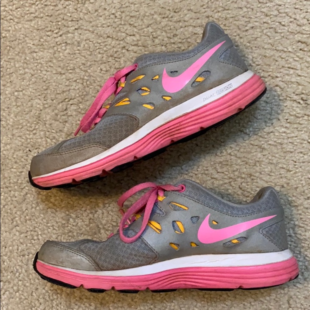Nike dual fusion sneakers